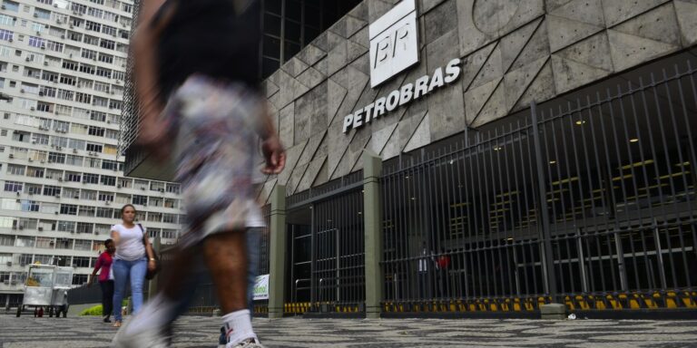 petrobras-diz-entregar-todo-o-combustivel-produzido-nas-refinarias