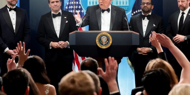 Homem atira durante jantar de Trump com correspondentes em Washington homem-atira-durante-jantar-de-trump-com-correspondentes-em-washington