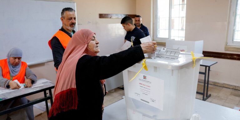 Palestinos vão às urnas em eleições municipais palestinos-vao-as-urnas-em-eleicoes-municipais