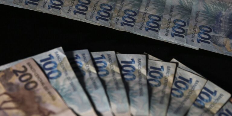 Dívida Pública Federal cai 2,34% em março e volta aos R$ 8,6 trilhões divida-publica-federal-cai-2,34%-em-marco-e-volta-aos-r$-8,6-trilhoes