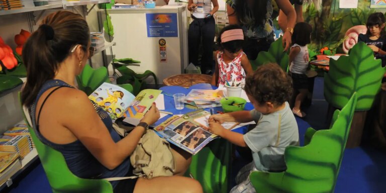 Estudo revela que 53% das famílias raramente leem para criança estudo-revela-que-53%-das-familias-raramente-leem-para-crianca