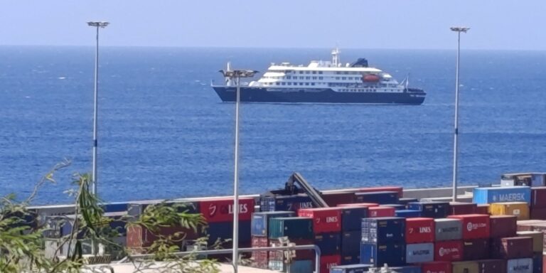 Passageiros começam a deixar navio onde houve surto de hantavírus passageiros-comecam-a-deixar-navio-onde-houve-surto-de-hantavirus
