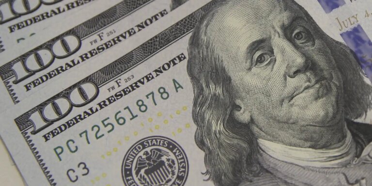 Dólar sobe a R$ 5,06, e bolsa cai com tensão global e ruído político dolar-sobe-a-r$-5,06,-e-bolsa-cai-com-tensao-global-e-ruido-politico