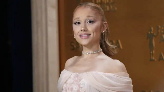 Ariana Grande interage com fã que pulou em rio ao som de sua nova música ariana-grande-interage-com-fa-que-pulou-em-rio-ao-som-de-sua-nova-musica