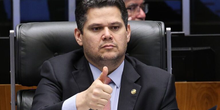 Alcolumbre sugere “melhorar” 6×1 e quer passar PEC por comissões alcolumbre-sugere-“melhorar”-6×1-e-quer-passar-pec-por-comissoes